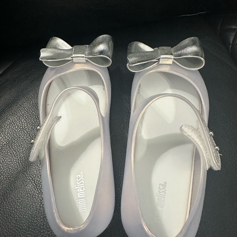 New
Mini Melissa silver bow girls sandals
Mary Jane
size 12 - Picture 4 of 6